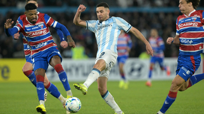 O atacante #09 do Racing, Adrian Martinez (C), disputa a bola com o atacante #11 Keno (E) do Fluminense e o zagueiro #23 David Luiz durante a partida da fase de grupos da Copa Libertadores entre o Racing da Argentina e o Fortaleza do Brasil no estádio Juan Domingo Perón (El Cilindro), em Avellaneda, província de Buenos Aires, Argentina, em 29 de maio de 2025. (Foto de JUAN MABROMATA / AFP)