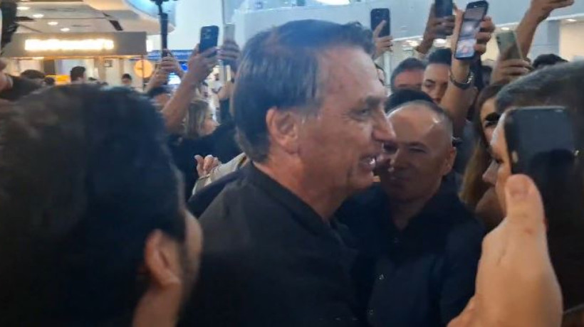 Bolsonaro é recepcionado por apoiadores no aeroporto de Fortaleza