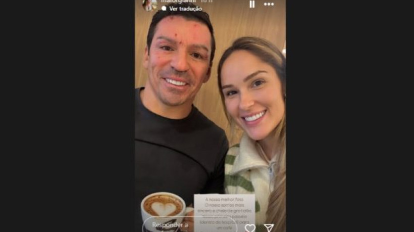 Ex-defensor do Brasil apareceu sorridente durante a sua recuperação ao lado daa esposa, Marília Forgiarini