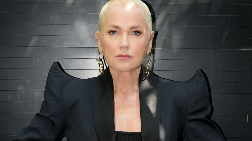 Em casa, Xuxa cuida de morcegos e vídeo viraliza nas redes