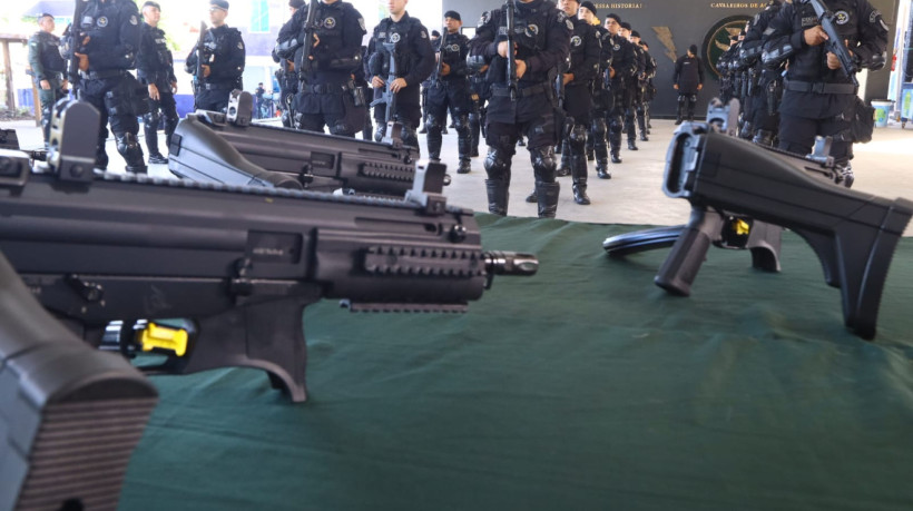 Armamento entregue aos agentes do raio pelo governador Elamano de Freitas