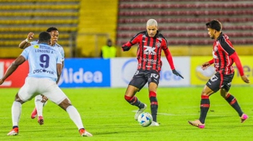 Lucas Arcanjo fura recuo de Baralhas e Universidad vence em Quito por 1 a 0