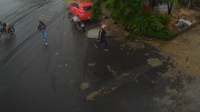 Câmeras de vigilância flagraram o momento em que três homens praticavam um assalto em um restaurante na Praia do Futuro e se depararam com Francisco Claudio da Silva Costa, que reagiu à ação e foi morto