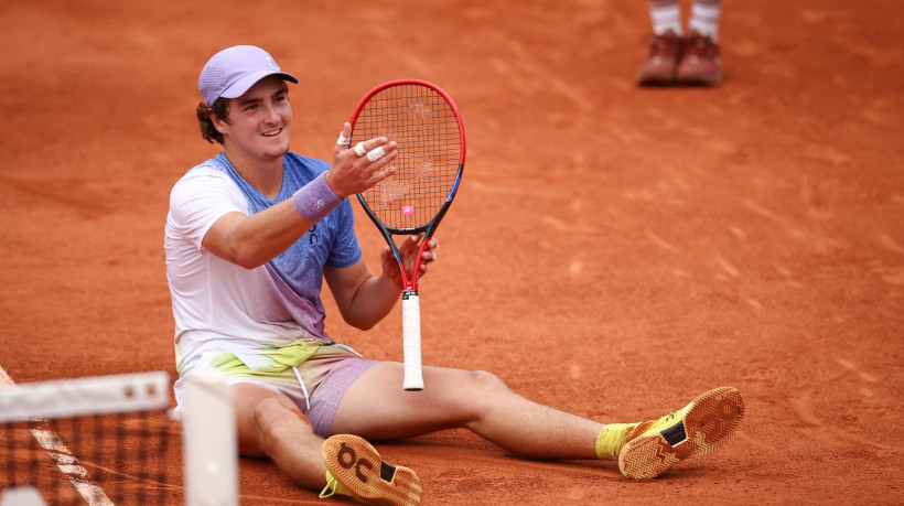 João Fonseca avança à 3ª fase de Roland Garros 2025 e mantém vivo o sonho brasileiro no Grand Slam francês; próximo rival sai ainda nesta quinta-feira