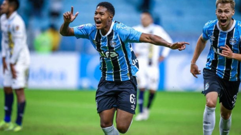 Chamado de última hora, atacante Riquelme anota o gol do triunfo por 1 a 0 pela Sul-Americana; comovido, ele agradece aos familiares