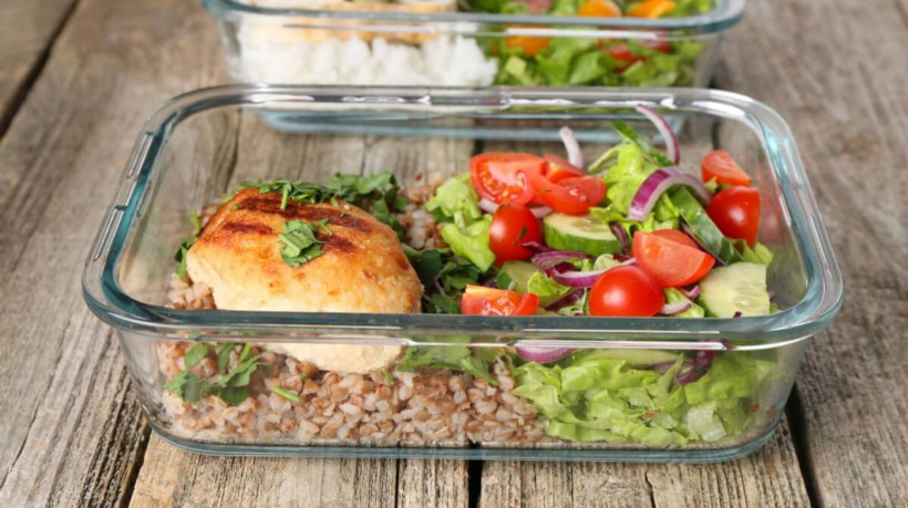 Frango grelhado com salada e trigo-sarraceno (Imagem: New África | Shutterstock) 