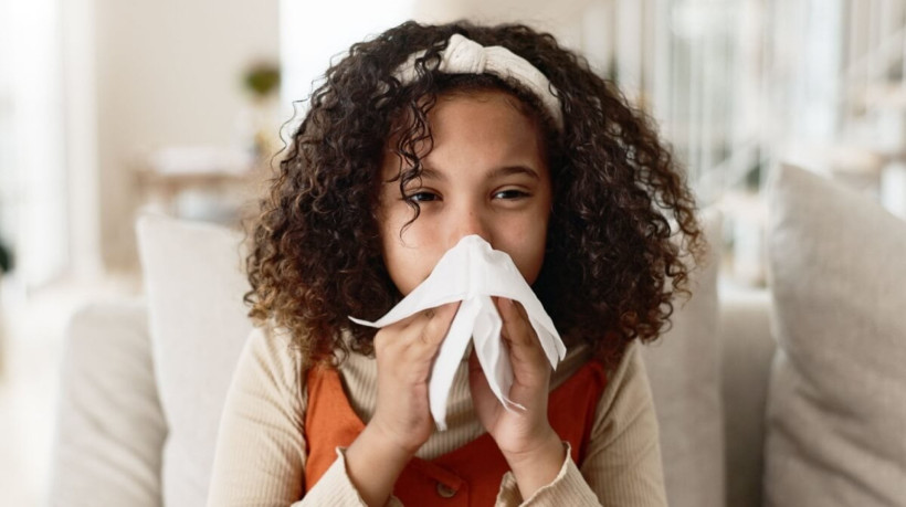 Alguns cuidados ajudam a evitar doenças respiratórias nas crianças (Imagem: PeopleImages.com - Yuri A | Shutterstock)