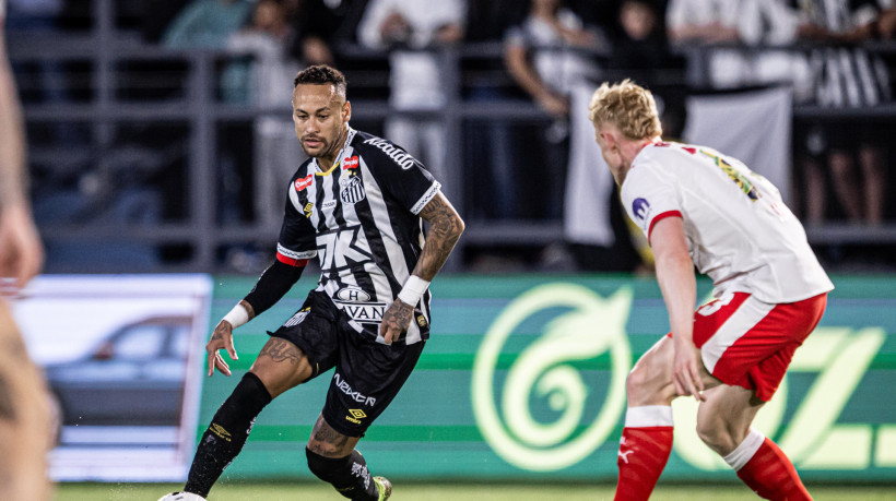 O atacante utilizou a mão para tentar marcar um gol e recebeu o segundo cartão amarelo na partida