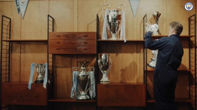 Man City brinca em montagem de sala de troféus para De Bruyne