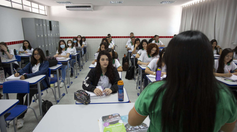 Medida contemplará 782 diretores escolares e 23 coordenadores regionais de desenvolvimento da educação