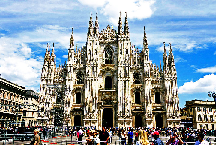 Catedral de Milão - Milão - Itália. Localizada no centro, a catedral tem estilo gótico e é bastante imponente. Sua construção começou em 1386 e só foi concluída no início do século XX (1965). Com uma fachada impressionante e mais de 3.000 estátuas, a catedral é famosa por suas agulhas e pináculos.