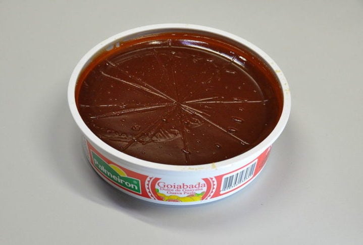 A goiabada é um doce tradicional brasileiro feito com goiaba e açúcar, podendo ser encontrada em diversas formas, como em barras, geleias ou pedaços.