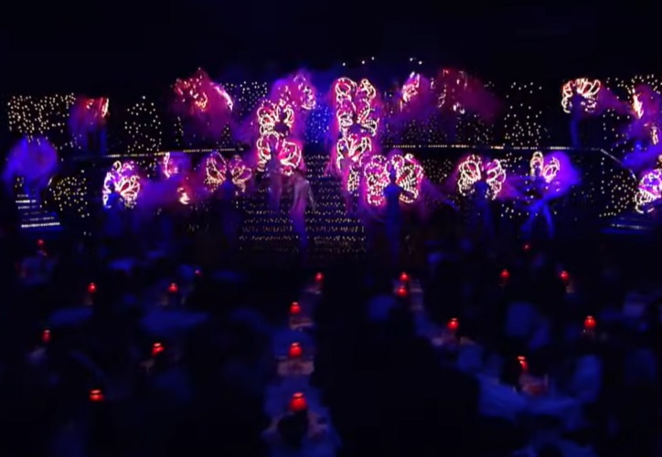 Moulin Rouge - Fundado em 1889, o Moulin Rouge é o cabaré mais famoso do mundo, conhecido por suas apresentações de cancan e seu espírito boêmio. Localizado em Montmartre, continua a ser um ícone da vida noturna parisiense.