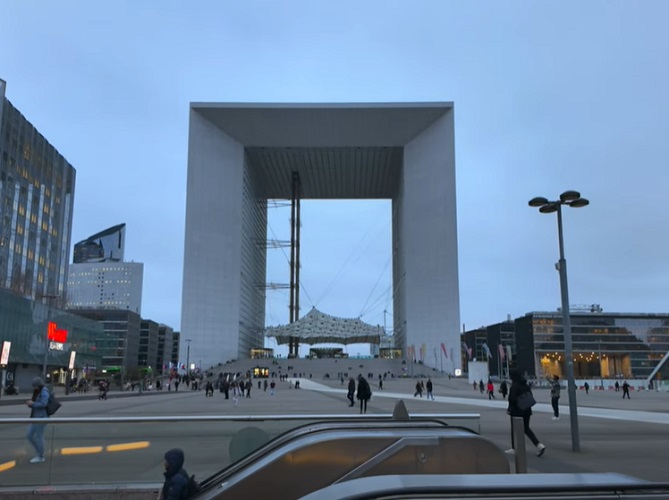 La Défense - Este distrito de negócios moderno, inaugurado em 1958, é o maior centro financeiro da Europa. Destaca-se por seus arranha-céus, obras de arte modernas e o Grande Arco, uma versão contemporânea do Arco do Triunfo.
