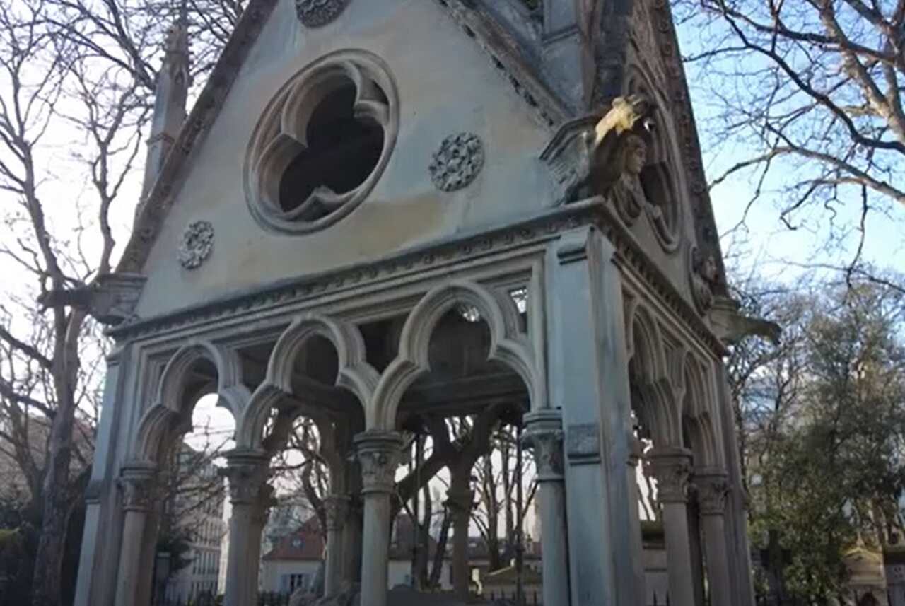 Père Lachaise - Este cemitério, inaugurado em 1804, é o mais famoso de Paris. É o local de descanso final de muitas personalidades célebres, incluindo Oscar Wilde, Edith Piaf e Jim Morrison.