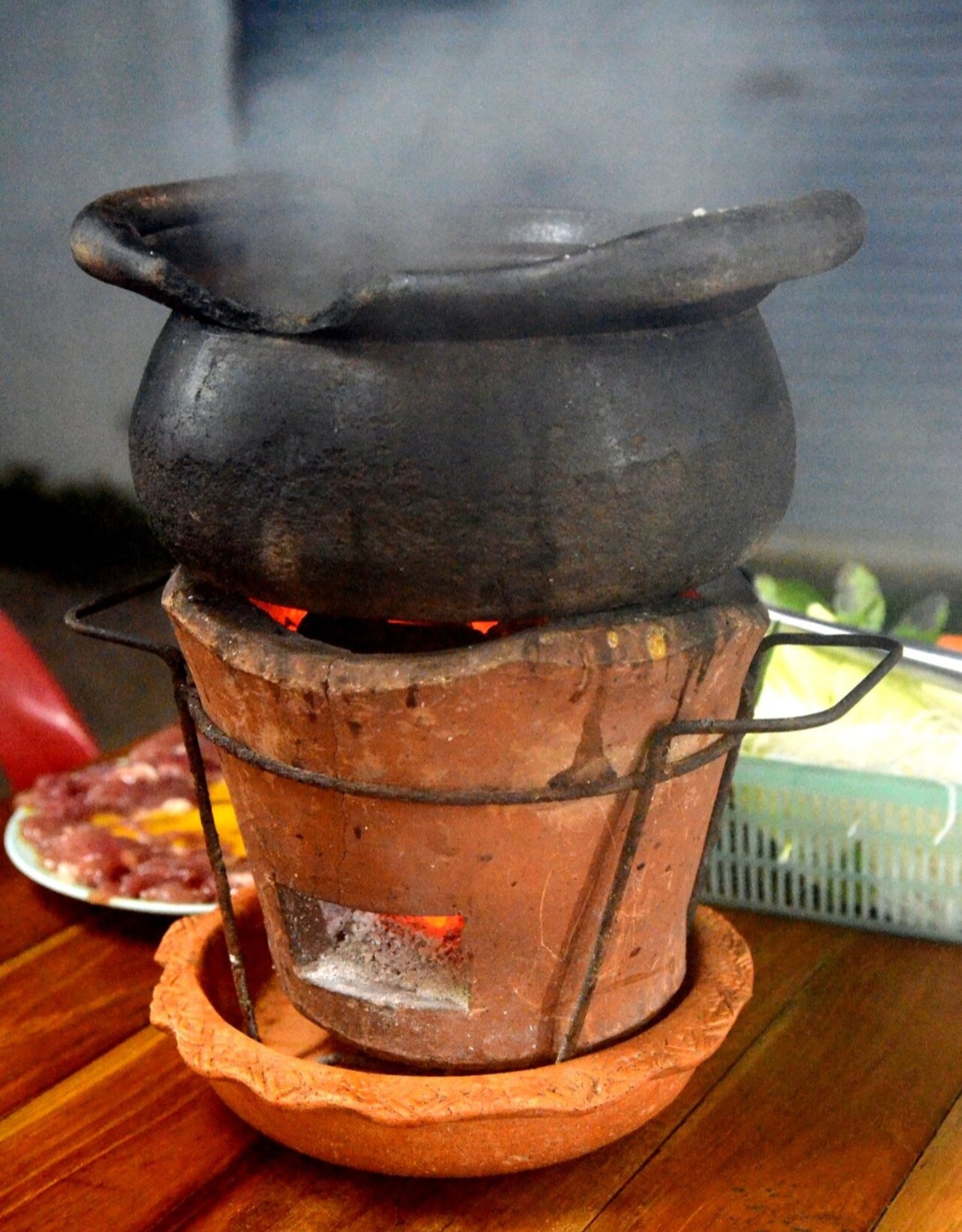 Algumas tradições locais adicionam um toque de diversão: se alguém deixar o pão cair na panela, pode ser desafiado a cumprir uma tarefa, como pagar uma rodada de bebidas ou até mesmo beijar a pessoa ao lado.