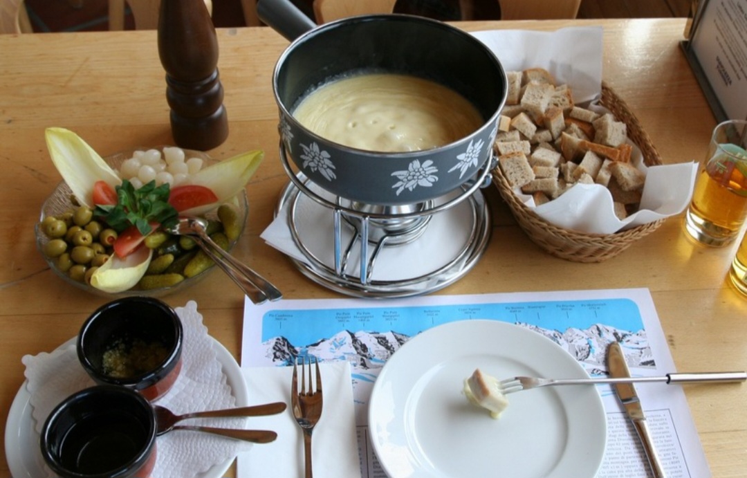 Com uma origem humilde nos alpes suíços e uma forte influência francesa, ele evoluiu para se tornar um símbolo de sofisticação e conforto, perfeito para momentos especiais entre amigos e família.