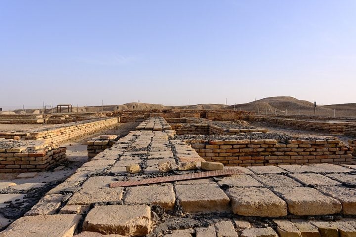 A cidade entrou em declínio por volta de 500 a.C., possivelmente devido a mudanças no curso do rio e a invasões. Suas ruínas foram redescobertas no século 19 e escavadas no século 20.