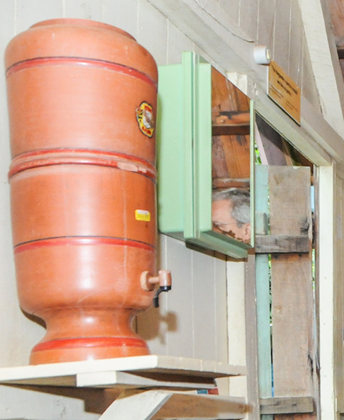 A eficácia dos filtros de barro se deve à presença de uma câmara de filtragem cerâmica, capaz de reter em torno de 95% do cloro, pesticidas, e metais como ferro, alumínio e chumbo.  