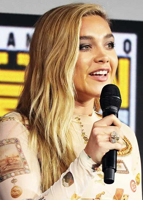 “Eu tinha Instagram, mas não era tão usado como é agora. Eu postava bobeiras, tipo ‘olha, minha amiga com um gorro no rosto’. Não era nada demais, mas lembro quando estranhos começaram a curtir minhas fotos. ‘Eca, que esquisito! Por que você está curtindo isso?’”, comentou. 
