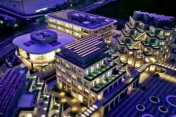 Com uma área superior a 48.500 m², a cidade é descrita como um laboratório vivo, onde os moradores atuarão como testadores de tecnologias pioneiras em mobilidade, sustentabilidade e vida urbana.