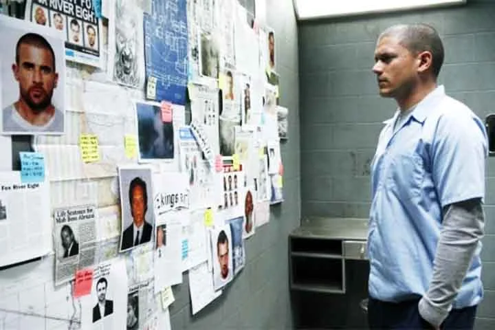 A partir daí, começa a elaborar um plano minucioso que envolve ele próprio ser preso, para então executar a fuga de dentro para fora. Essa premissa simples, mas potente, é o ponto de partida para uma narrativa tensa, cheia de surpresas e carregada de emoção.