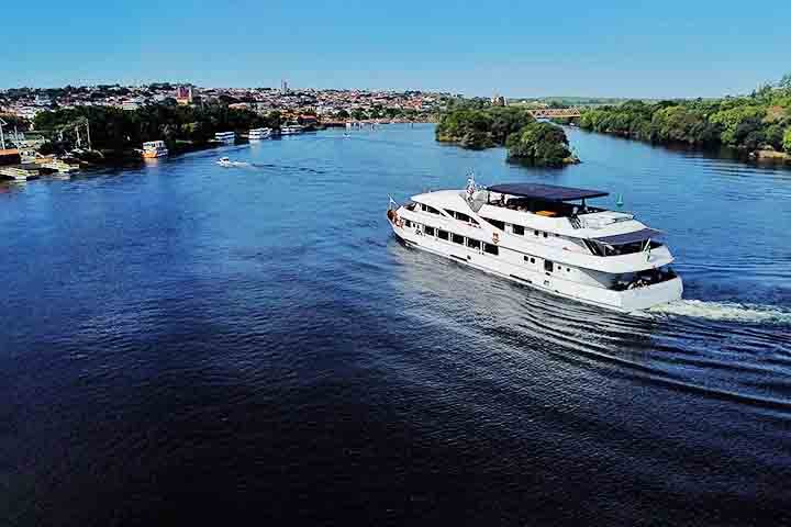 Além disso, o Tietê foi utilizado para a navegação de pequenas embarcações, conectando regiões do interior ao porto de Santos, no litoral paulista.