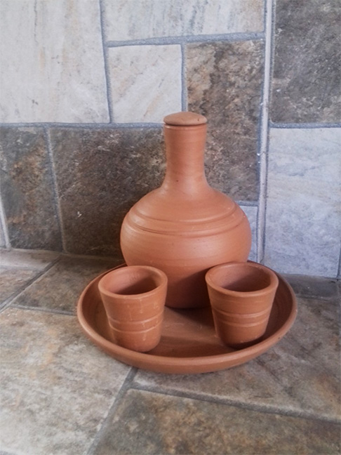 A moringa de barro utiliza o princípio da evaporação para resfriar a água armazenada em seu interior. A água penetra nas paredes porosas da moringa, e, à medida que evapora, ocorre uma redução na temperatura da água contida no recipiente.