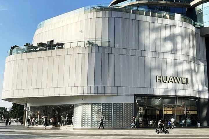 Chinesas como Huawei, Tencent e Alibaba também têm seus planos em andamento, todos impulsionados pelo avanço do 5G, que oferece maior eficiência e menor tempo de resposta, facilitando o funcionamento de cidades inteligentes