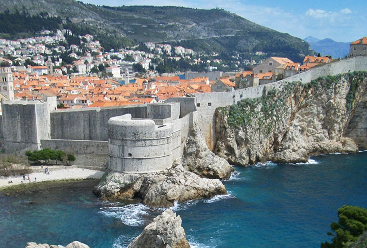 DUBROVNIK - A cidade fica na costa sul da Croácia e é cercada por imponentes muralhas em bom estado de conservação. A mistura de arquitetura medieval, renascentista e barroca se junta às belíssimas paisagens do Mar Adriático para tornar esse local um grande centro turístico no país. 