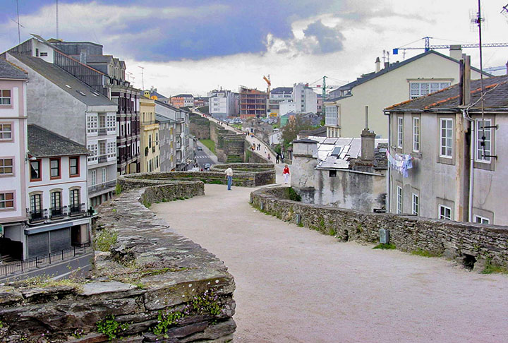 LUGO - Essa cidade de origem celta e romana é a mais antiga da Galiza. No fim do século II, a instabilidade política na Espanha - com  ataques de tribos bárbaras -  motivou a construção de um muro de 2.200 metros de extensão. Hoje é um ponto turístico de onde se veem belas paisagens. 