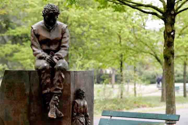 Existe até um monumento em homenagem ao piloto brasileiro em uma das praças da cidade.