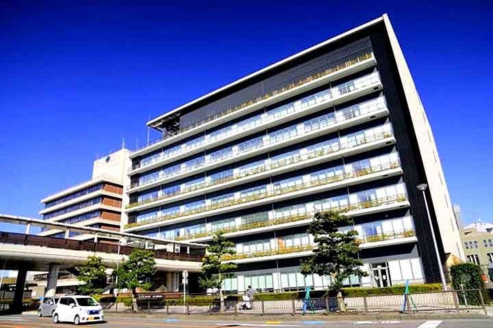 A empresa tem sua sede em Toyota City, Aichi, no Japão. Inicialmente, a Toyota era uma divisão da Toyoda Automatic Loom Works, uma empresa especializada na produção de teares automáticos.