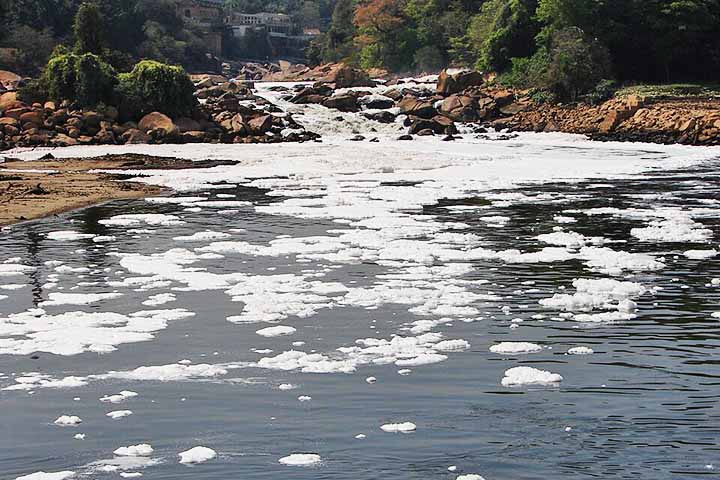 A urbanização desordenada, a falta de saneamento básico e o despejo de esgotos domésticos e industriais transformaram o rio em um símbolo de poluição. 