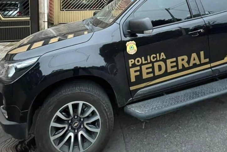 Foram apreendidos carros de luxo, joias, obras de arte e dinheiro em espécie. Seis prisões provisórias foram decretadas — cinco pessoas foram presas e uma está foragida.