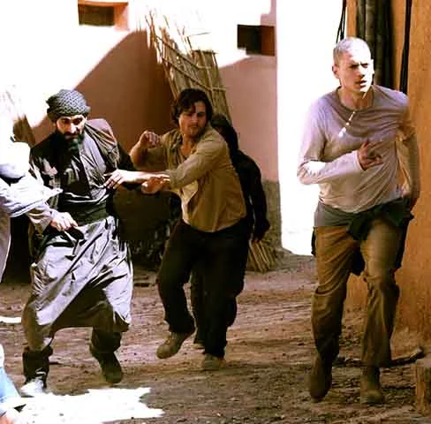 A tensão cresce episódio após episódio, com o espectador acompanhando cada detalhe do plano de fuga e as ameaças que surgem dentro e fora da prisão.