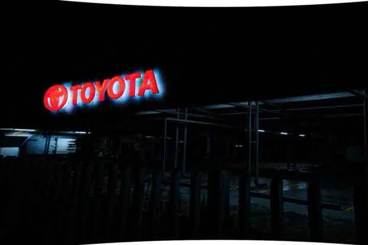 A empresa também se destaca por  iniciativas socioambientais. Ela se comprometeu a alcançar a neutralidade de carbono até 2050 e investe em projetos para redução do impacto ambiental de operações e produtos. 