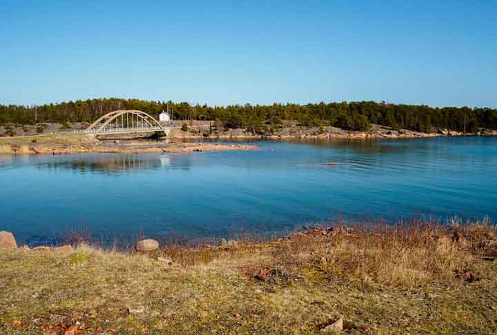 Segundo a Veuve, por conta da baixa salinidade (20 vezes inferior à do Oceano Atlântico) e temperatura constante de 4°C, o Mar Báltico proporciona um ambiente de envelhecimento perfeito.
