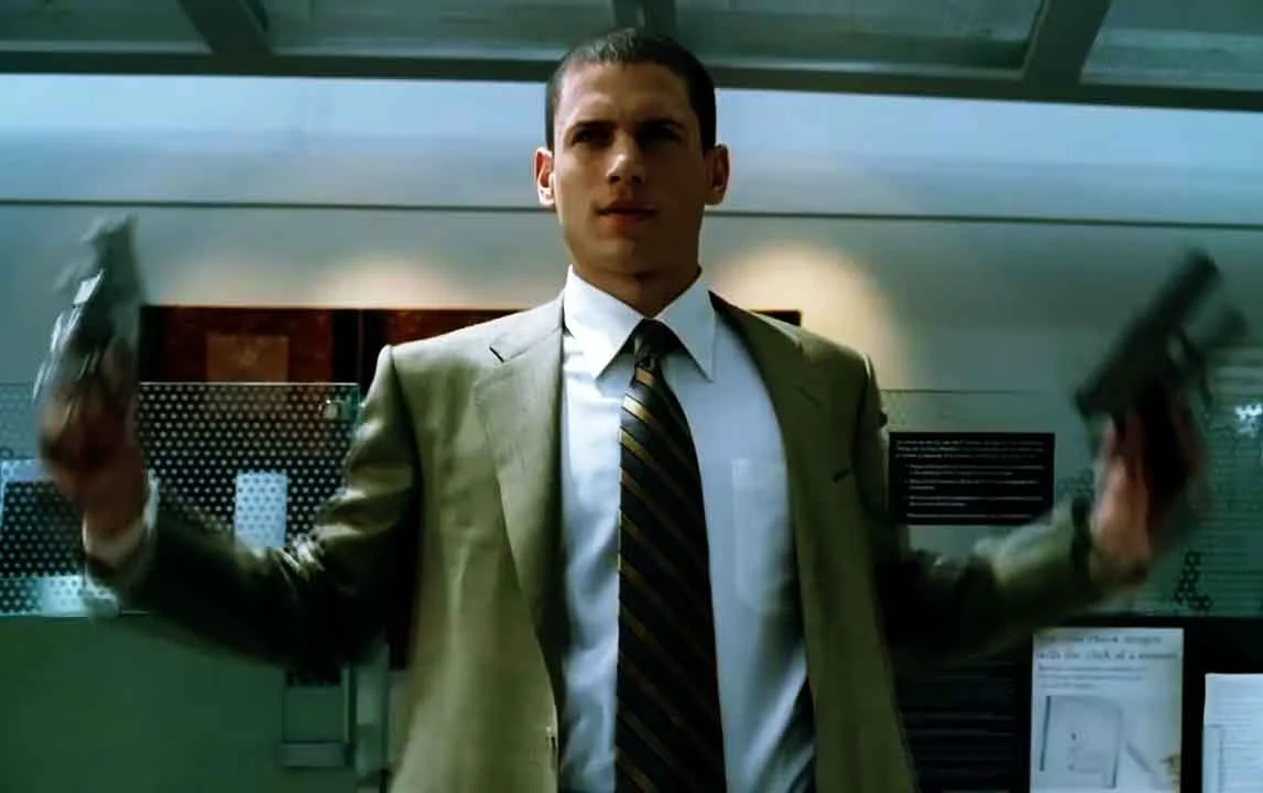 O personagem Michael Scofield é interpretado por Wentworth Miller, ator britânico-americano que ganhou grande reconhecimento com esse papel.