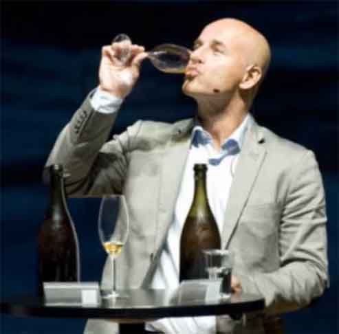 Primeiro, um grupo de avaliadores caracterizou os vinhos usando os termos notas animais, cabelo molhado, redução e, por vezes, queijo.