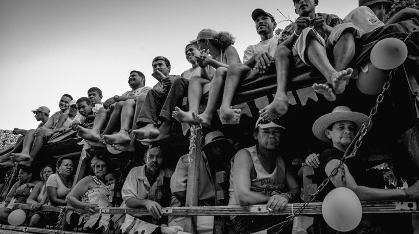 Composta por fotografias em preto e branco, vídeos e paisagens sonoras, a exposição convida o público a um mergulho sensorial e político na espiritualidade popular do Nordeste. 