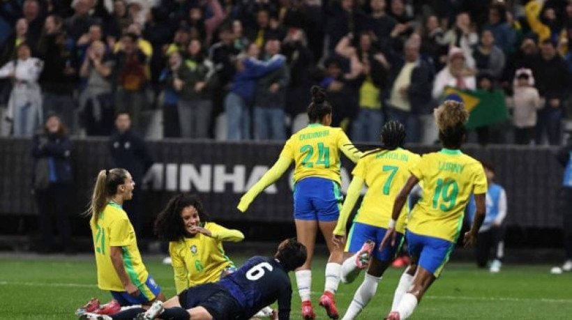 Revelação do São Paulo, de 19 anos, fez dois gols e sofreu pênalti nesta vitória por 3 a 1, em que o Brasil fez um ótimo jogo. Marta ovacionada