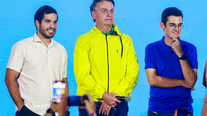 André Fernandes, Jair Bolsonaro, e Carmelo Neto em evento.