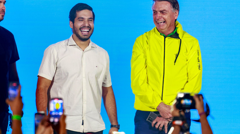 Deputado André Fernandes ao lado do ex-presidente Jair Bolsonaro (PL) em evento em Fortaleza.