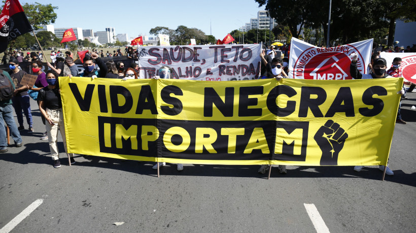 Imagem de apoio ilustrativo. Pessoas participam de manifestação para protestar contra o governo do presidente Jair Bolsonaro e contra o racismo e em solidariedade ao movimento Black Lives Matter, na Esplanada dos Ministérios em Brasília, em 7 de junho de 2020