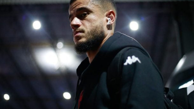 Meia tem contrato até 30 de junho e conversa com o Aston Villa, detentor de seus direitos econômicos, para permanecer no Cruz-Maltino