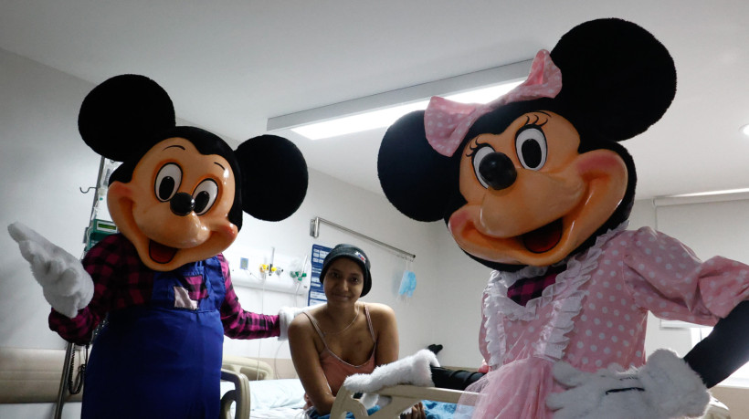 Mickey e Minnie visitam crian&ccedil;as internadas em hospital particular. Na foto, a paciente Emanuelly Pinheiro, de 14 anos