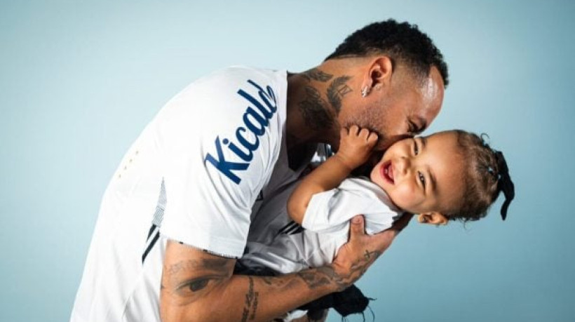 Jogador estava dançando e cantando música da Disney com Mavie, de 1 ano e sete meses, em um estacionamento 