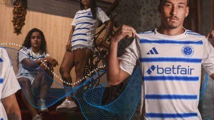 Uniforme é predominante branco, com listras azuis e homenageia os 65 anos da elaboração do hino do Cabuloso