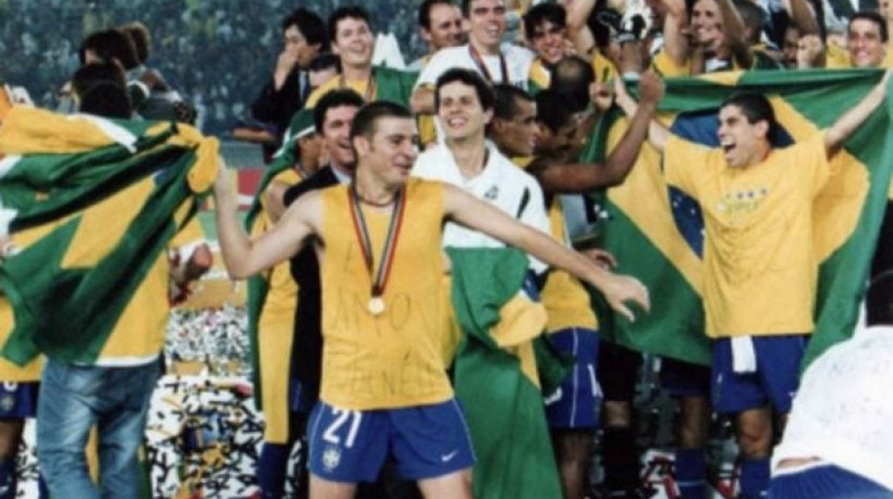 Ex-jogador que integrou o grupo campeão mundial pela quinta vez com o Brasil solicita benefício devido a problemas no joelho esquerdo